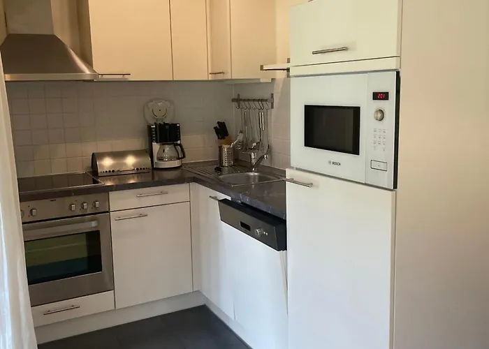 Christina 1 By Smr Near Gondola * 劳里斯